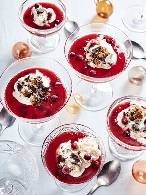 Piparijäätelön kastikkeeksi voit keittää raikkaan karpalokiisselin. Kiisseli maistuu myös joulupuuron kanssa.