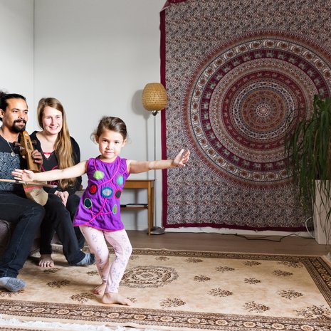 Heidi Melin-Gandhari, 34, työskentelee eri hyväntekeväisyysjärjestöjen varainhankinnan koordinaattorina. Manoj Gandhari, 33, on nepalilainen muusikko, joka soittaa nelikielistä sarangia aina koti-ikävän iskiessä. Heidi ja Manoj asuvat Helsingissä 4-vuotiaan Asmita-tyttärensä kanssa ja matkustavat talvisin Nepaliin.