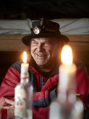 ”Täällä Lapissa ilta on pitkä ja pimeä. On tunteja aikaa lukea tai tuijottaa tulta. Tuli on vaikeuttanut elämääni paljon. Ehkä juuri siksi osaan kunnioittaa sitä.”