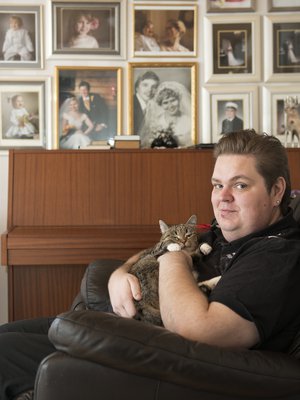 Puhelinmyyjä Tuomo Paasovaara, 34, asuu lapsuudenkodissaan Oulussa ja rakastaa kaikkea kaunista.