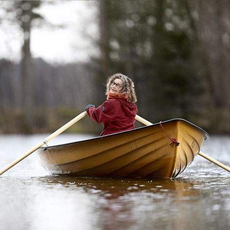 Mirjami Linkolalla ei ole monia  onnellisia lapsuusmuistoja elämästä ”isän kalastajahuushollissa”. Mutta kun isä ei enää jaksanut lähteä luontoon bongaamaan  lintuja, juuri Mirjami osasi keksiä  lohdutuksen.