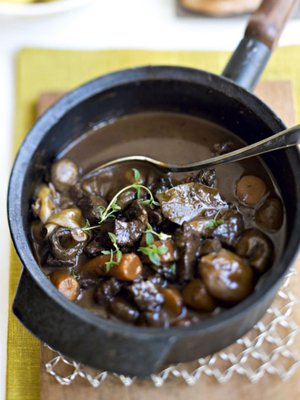 Herkullisen lihapadan salaisuus on punaviini.