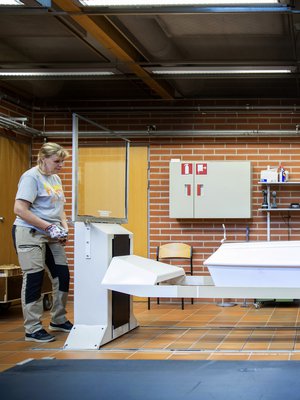 Vainaja on matkalla uuniin. ”Työssäni ajattelen koko ajan, että haluan tehdä tämän niin kuin toivoisin läheisiäni ja itseäni kohdeltavan”, Carita sanoo.