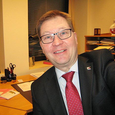 Mika Akkanen, 52, julistaa suomalaisille joulu­rauhan. Hän on ammatiltaan Turun kaupungin kansainvälisten asioiden päällikkö ja asuu Naantalissa vaimonsa ja kolmen teini-ikäisen lapsensa kanssa.