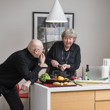 ”Kun häärään Jorman keittiössä, keskustelemme samalla taiteesta ja yhteisistä ystävistä. Jormahan on loistavan empaattinen ihminen”, Desiree kertoo.