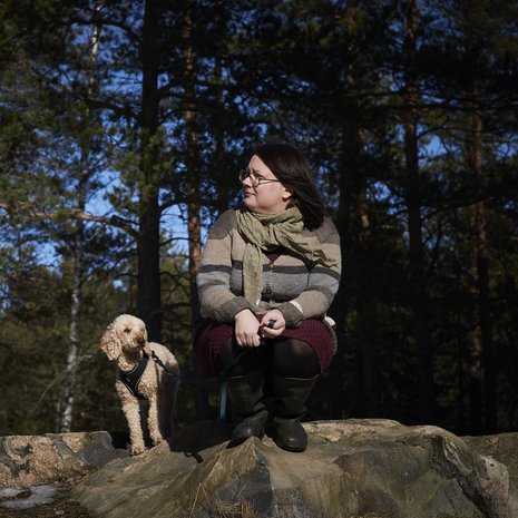 Auli Viitala sanoo olevansa onnekas, koska elää keskellä keskiluokkaa, jossa kymmenen euroa on pieni raha. Jos vaikka lasten kouluun on yllättäen tarvittu rahaa, sitä e i ole ollut vaikea saada lainaksi. ”Kaikilla ei ole yhtä hyvä tilanne.”