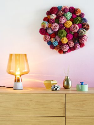 Tupsuryijy on helppotekoinen ja näyttävä. Liukuvärilangoista saat hauskan kirjavia palloja.