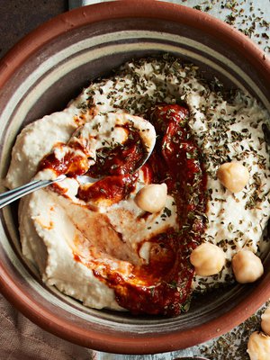 Hummus maistuu leivän päällä ja siihen on mahtava dippailla kasviksia.