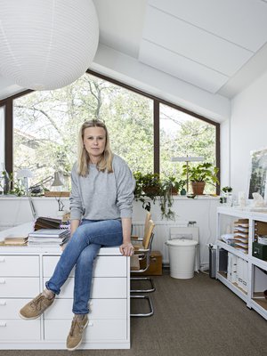 Farkut ja harmaa collegepaita ovat sisustussuunnittelijan arjen univormu. Molemmat ovat löytyneet miestenosastolta.