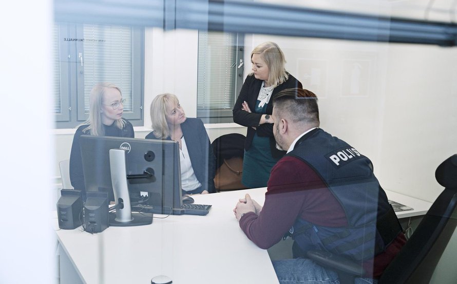 Ninan (toinen vasemmalta) tiimin vastaanottamat nettivihjeet voivat auttaa Keskusrikospoliisia jäljittämään seksuaalirikosten tekijöitä. Nyt on menossa kokous Keskusrikospoliisin Marfa Raipelan (vas.) ja Mikko Veijalaisen kanssa. Mukana myös Ninan kollega Hanna-Leena Laitinen.