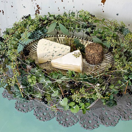 Miten kaunis kattaus! Uudenvuoden juustotarjotin saa ihan uuden ilmeen lehtiköynnöksistä.