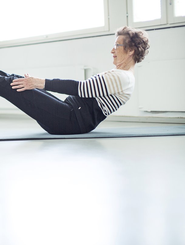 Katri Mason aloitti joogan 1960-luvulla asuessaan Lontoossa ja ohjaa nykyisin joogaryhmää. Navasana eli veneasento vahvistaa keskivartalon lihaksia.