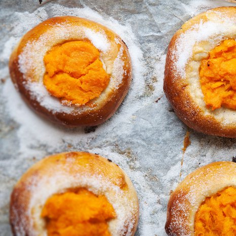 Kansa jakautuu niihin, jotka tykkäävät enemmän pullan mehevästä täytteestä, ja niihin, jotka rakastavat sokerikuorrutettua reunusta. Molempi parempi!