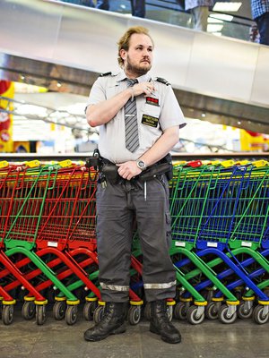 Juha Marjoniemen mielestä vartijoiden lähtöpalkka on vastuuseen nähden naurettavan pieni.