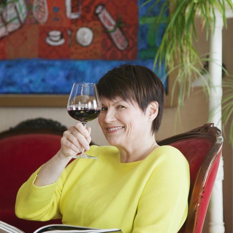 Salla Paajanen skoolaa meille! Inhottaville vaihdevuosioireille voi onneksi myös nauraa, ainakin kohtalotovereiden kesken.