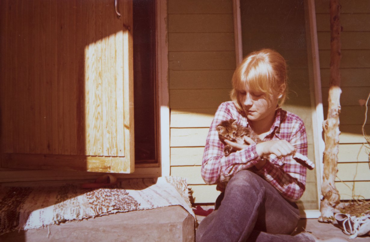 "Hellin lapsuudenkotini pihalla kissaani Kisua. On kesä 1977, olen 14-vuotias."