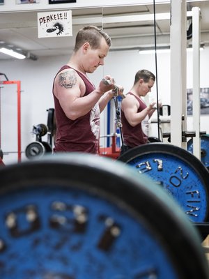 Äidin kuoltua koulunkäynti jäi, mutta salille Christian jaksoi lähteä. "Tuntui, että painojen nosteleminen oli ainoa asia, jossa oli järkeä."