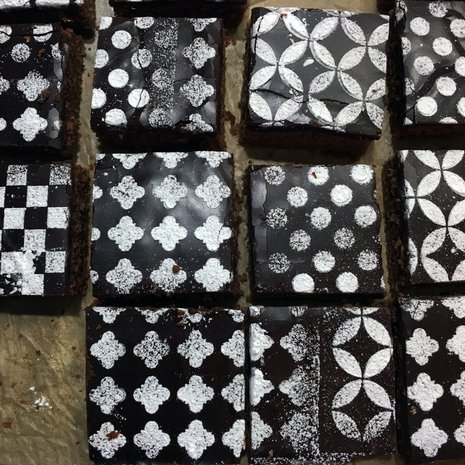 Sabluunalla syntyvä tomusokerikuvio kruunaa perinteisen mokkapalan – ihanan helppoa ja näyttävää!