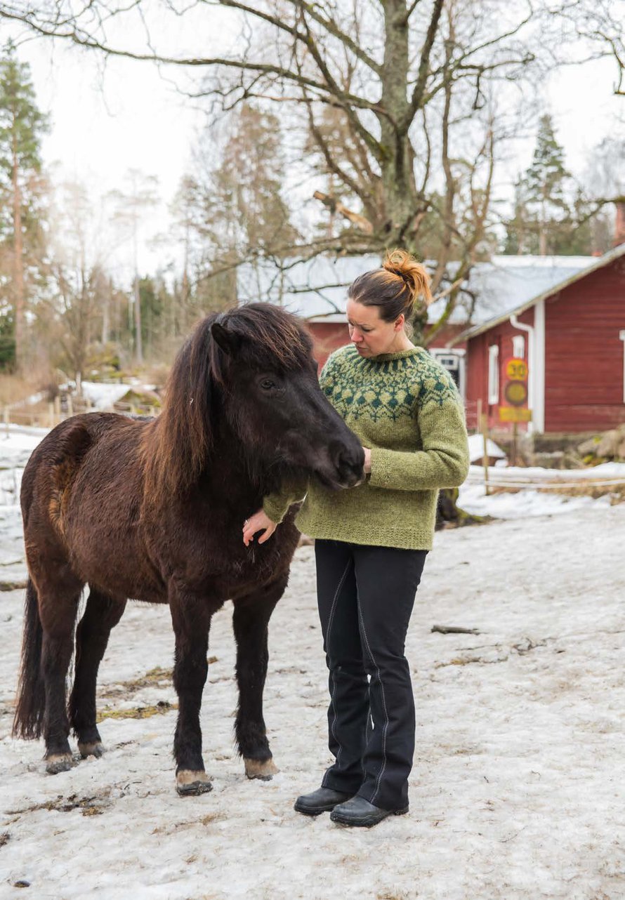 Miska kokee yhdeksi elämäntehtäväkseen pitää hyvää huolta eläimistä. Tässä hän seurustelee Spá från Järsta -islanninhevosen kanssa.
