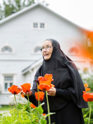 Luostarin yhteydessä on kautta aikojen ollut puutarhoja ja yrttimaita. Nunna Nektaria on saanut Lintulan yrttitarhan kukoistamaan.
