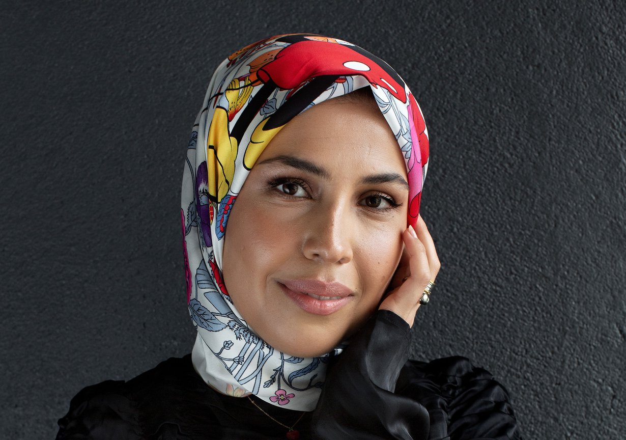 ”Löysin leikkisän kolmiohuivin kirpputorilta. Siinä on kukkia ja iso Mikki Hiiren kuva”, Fatima kertoo.