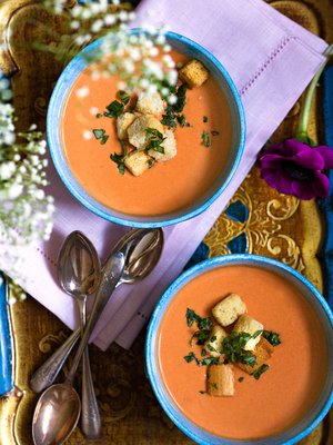 Tomaattikeitto on ihanimmillaan kesällä, kun tomaatit ovat muhkeita ja meheviä.