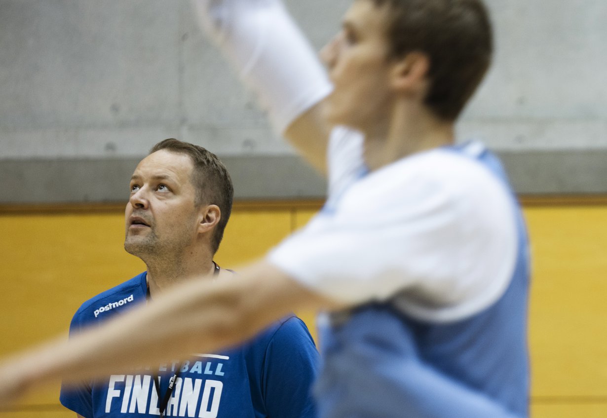 Hanno Möttölä on nykyisin Suomen miesten koripallomaajoukkueen Susijengin apuvalmentaja. Kuvassa Hanno seuraa Ilari Seppälän heittoa MM-kisojen harjoituksissa 2023.
