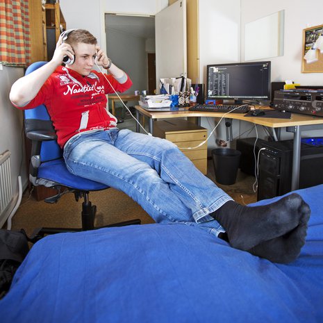 Tatu Jauhiainen, 22, muutti Helsinkiin opiskelija-asuntoon Oulusta. Luurit päässä musiikki ei häiritse kämppistä. "Sanon huonetta sekä kämpäksi että kodiksi. Kämppä on oululaiselle uusi termi."