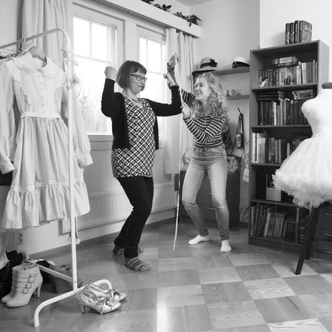 Lenita ottaa mittaa Pauliina-äidistä. Lenita pitää japanilaisesta Lolita-tyylistä ja harrastaa siihen kuuluvien mekkojen ompelemista.