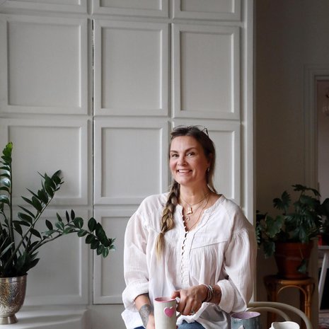 Jutan unelmana on oppia tekemään iso, korkea maljakko, joka olisi kaiverrettu täyteen kukkia. Hänestä olisi ihanaa keskittyä yhteen työhön useamman  viikon ajan.