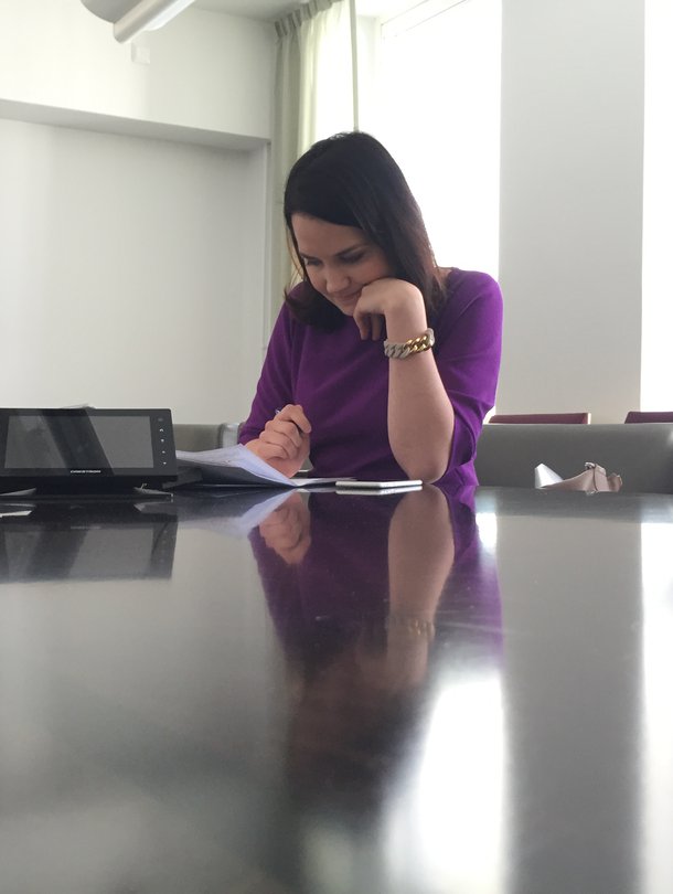 Sanni Grahn-Laasonen on 33-vuotias opetus- ja kulttuuriministeri. Hän uskoo, että jokainen asia on mielenkiintoinen, kunhan siihen perehtyy.