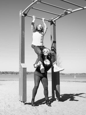 Sisarukset Sauli ja Saana Koskinen ovat olleet läheisiä nuoresta asti. Saana, 36, on burleskitaiteilija, joka tunnetaan nimellä Molly Moonstone. Sauli on tosi-tv-tähti ja personal trainer. Hän myös juontaa omalla Instagram-kanavallaan Saulilla on asiaa -ohjelmaa.