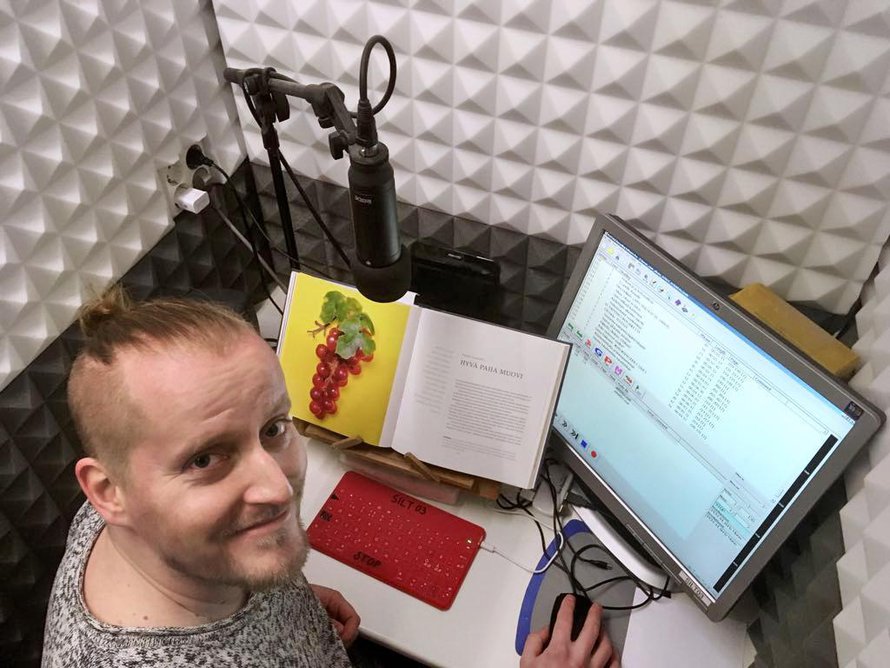 Jos tekstissä on hymiöitä, Timo Mäkynen lukee ne näin: ”naurava hymiö”, ”silmää iskevä hymiö”.