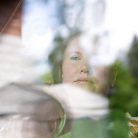 Sini on tuntenut koko aikuisikänsä syyllisyyttä isänsä rikosten takia. ”Olen halunnut auttaa huumeriippuvaisia ja tuoda kirjoittamalla esiin heidän näkökulmaansa.” 