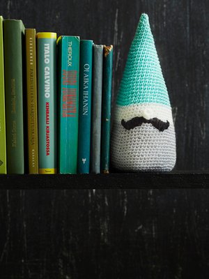 Helppo tonttu valmistuu muutamassa tunnissa. Parhaiten sen tekoon sopii puuvillalanka, mutta voit käyttää myös sekalaisia jämäkeriä. Jos täytät tontun hiekalla, se on tarpeeksi painava kirjatueksi tai ovistoppariksi. Pakkaa täytehiekka ensin muoviseen pursotuspussiin.