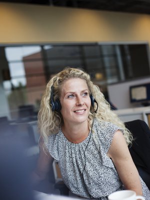 Mian mielestä puhelinmyyjän työssä parasta ovat ihmiset. Hän toivottaa heille ”hyvää päivänjatkoa” työpäivänsä aikana yli sata kertaa.