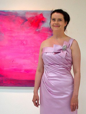 "Mietin aina, mitä puen avajaisiin päälle. Ei samassa koltussa voi kovin monta kertaa olla", Sini-Meri Hedberg sanoo.