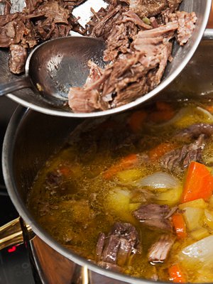 Herkullisimmassa lihakeitossa juurekset keitetään lihaliemessä ja kypsä liha lisätään vasta lopuksi.