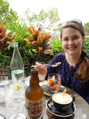 Anu Besson nautiskelee soijamaitokahvia, inkivääriolutta ja suklaamoussea.