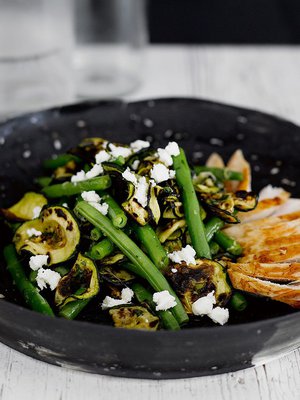 Kaunis salaatti sopii porsaankyljysten ja broilerin kaveriksi.