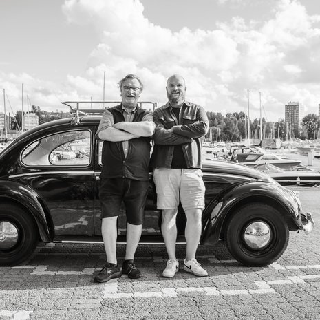 ”Isä ei luovu vanhoista autoistaan, vaikka ne eivät kaikki mahdu enää hänen pihaansa. Tosin mustasta kuplasta vuodelta 1965 emme halua kumpikaan luopua”, Mikko sanoo.  Kun Mikko meni kesän korvilla naimisiin, kupla oli hääauto ja Esko sen kuljettaja.