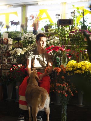 Teemu Nikkanen on pakertanut töitä puutarhayrityksessään puoli vuotta putkeen. Häntä nyppii vain se, että päivien välissä on yöt.