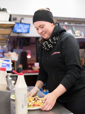 Noora Korkeakoski tekee työtä silloin, kun useimmat nukkuvat. ”Kesäisin näkee auringonnousun, talvella on aina pimeää.”