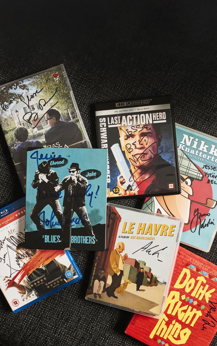 Signeerattavan esineen pitää liittyä nimensä kirjoittajaan.  Se voi olla kirja, levy, konserttilippu, teatterin käsiohjelma  tai vaikka lehti, jonka  kannessa henkilö poseeraa.