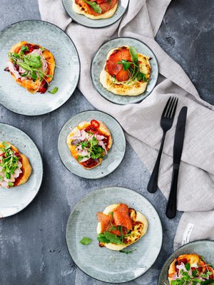 Pikkupizzat vaativat vain hyvän kastikkeen, ja kinkku sekä kylmäsavulohi maistuvat taas.