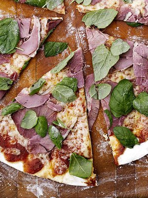 Syö heti, sillä pizza on herkullisinta, kun reunoihin melkein polttaa suunsa!