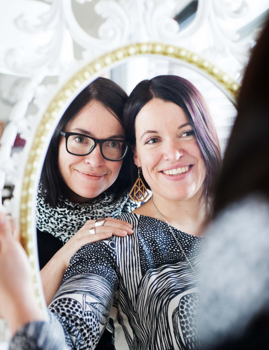 Kirsi Tikkanen, 39, on vaasalainen tiedottaja. Perheeseen kuuluvat puoliso ja 5- ja 7-vuotiaat lapset. Katja Kumpulainen, 39, on projektityöntekijä ja asuu Nokialla. Perheeseen kuuluvat puoliso ja 7- ja 9-vuotiaat lapset.