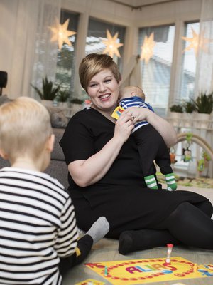 Annikan ja Aarnin vakihommia on sanaselityspeli Alias. Annika:  Kaarlolla suussa? Aarni: Tissi. Annika:  Se toinen? Aarni: Tutti.