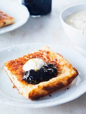 Pannukakku ahvenanmaalaisittain on höystetty puurolla ja maustettu kardemummalla.