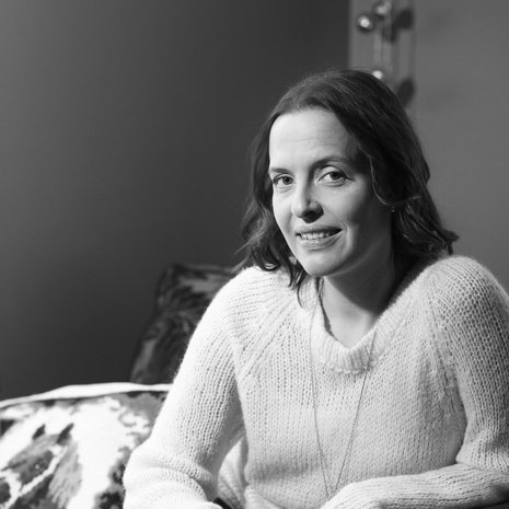 Soili Pohjalainen julkaisi juuri omakohtaisen romaanin Ihon alla, joka kertoo lapsen masennuksesta ja itsetuhoisuudesta äidin näkökulmasta. Kirjaa tehdessään Soili varmisti moneen kertaan, että sen julkaiseminen sopii tyttärelle.